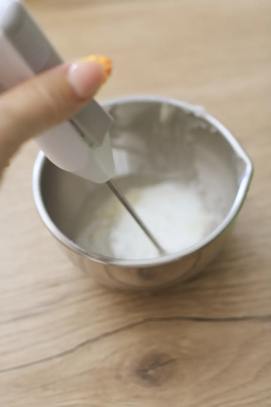 Émulsion blanche en formation sous un mixeur