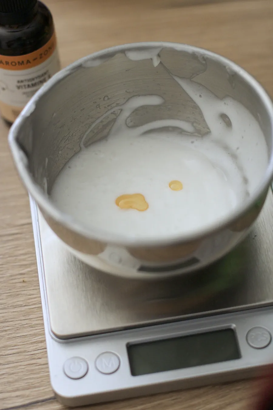 Une goutte ajoutée à la pipette, le bol posé sur la balance
