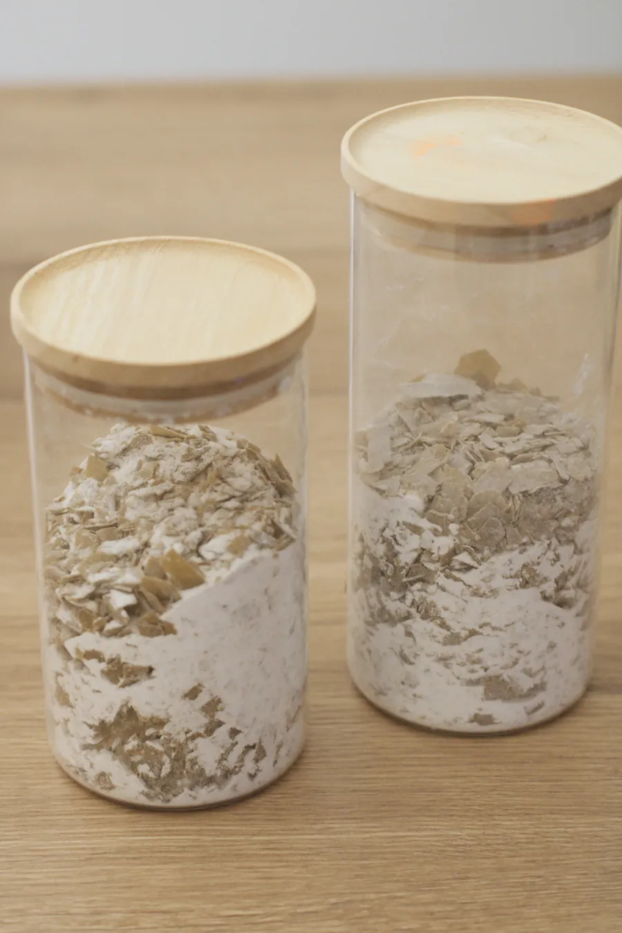 Deux bocaux de copeaux, fermés d’un couvercle de bois