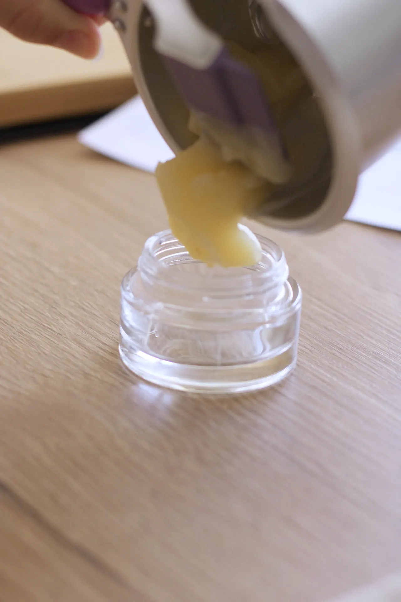 Baume liquide coulé dans un pot avant refroidissement